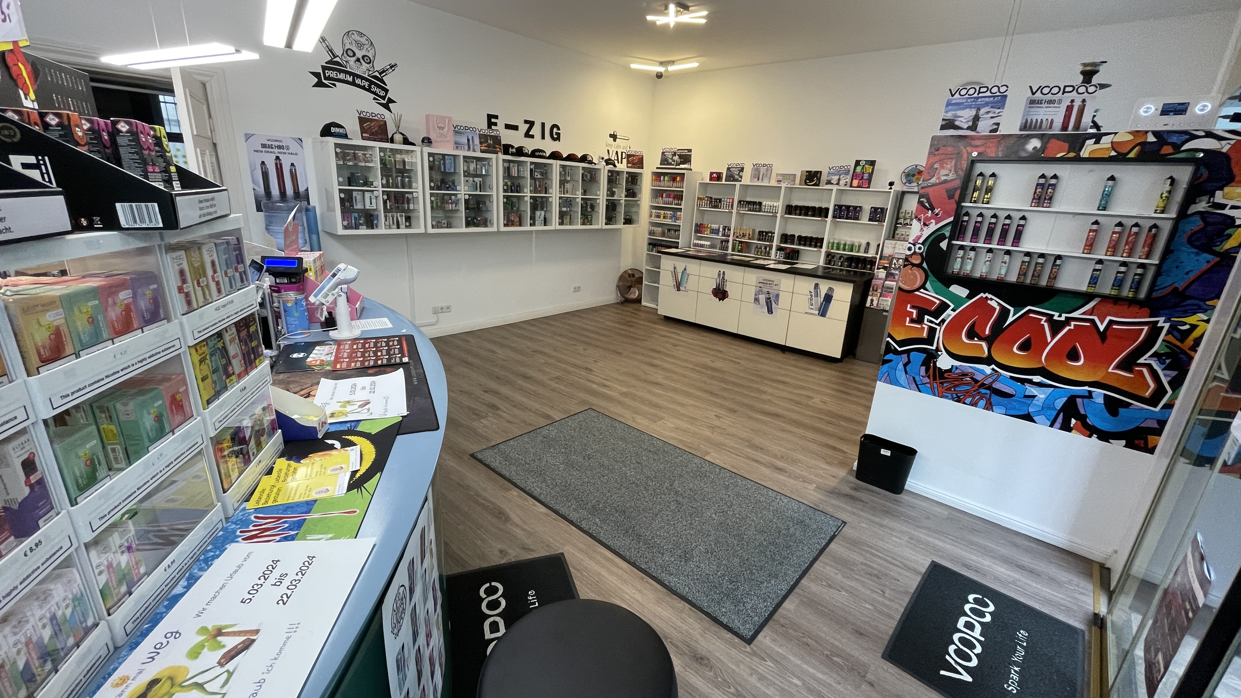 wie macht man ringe mit der vape elfbar elfa master akku Vape. Ringe von Rauch. Tricks mit Stockfoto  586090400